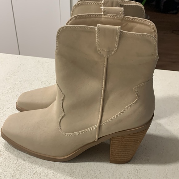 NWT - MIA - Beige boots - Picture 2 of 7